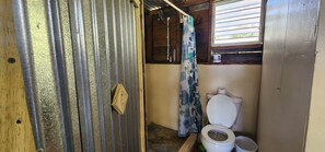 Een douche, handdoeken, zeep, shampoo