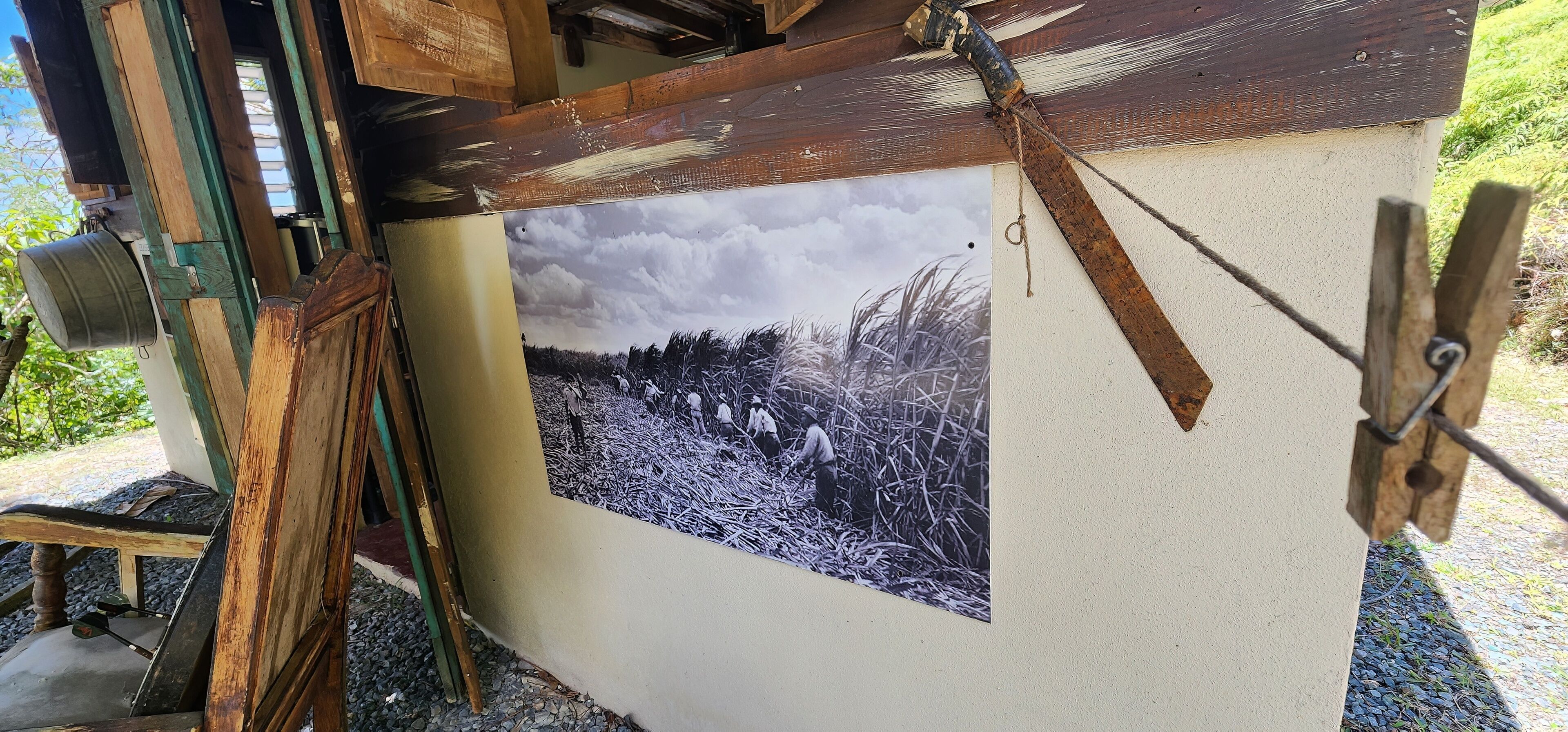 En rustik träkonstruktion med ett fotografi av ett åkerfält.