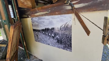 En rustik träkonstruktion med ett fotografi av ett åkerfält.