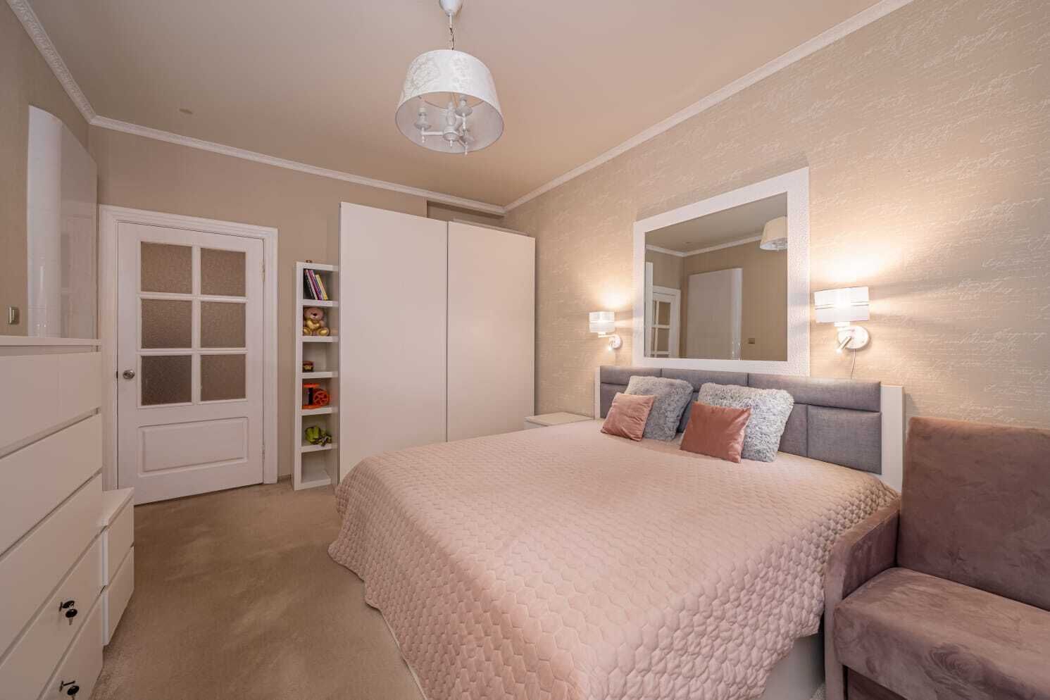 1 makuuhuone, tallelokero huoneessa, silitysrauta/-lauta