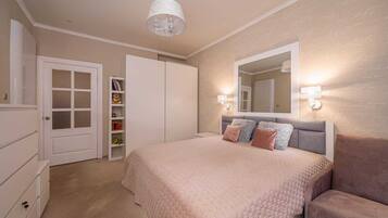 1 makuuhuone, tallelokero huoneessa, silitysrauta/-lauta