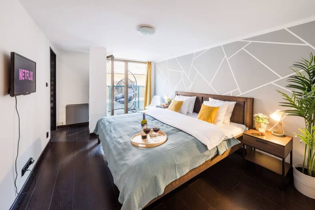 3 عدّة غرف نوم ومكواة/لوح كي وواي فاي وملاءات أسرّة