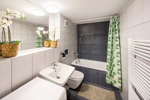 Bathtub, hair dryer - Apart with 3 bedrooms near center Prague (Prague)