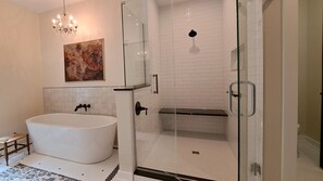 Combined shower/tub, towels