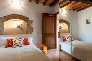 2 camere, culla da viaggio, lenzuola