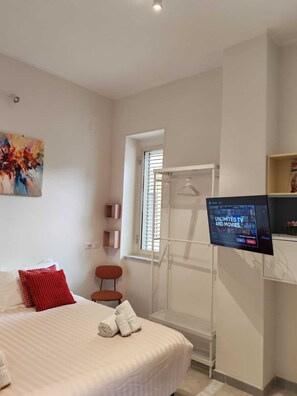 3 bedrooms, desk, iron/ironing board, travel cot