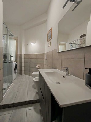 Shower, hair dryer, bidet, towels - IANOS Apartment Naples (Napoli)
