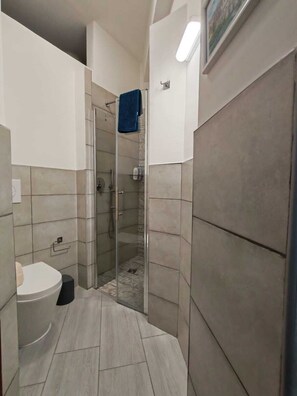 Bruser, hårtørrer, bidet, håndklæder