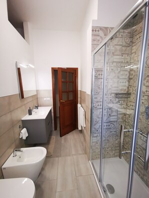 Shower, hair dryer, bidet, towels - IANOS Apartment Naples (Napoli)