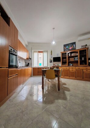Fridge, microwave, oven, stovetop - IANOS Apartment Naples (Napoli)