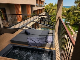 Veranda Suite with Private Jacuzzi | มินิบาร์, ตู้นิรภัยในห้องพัก, โต๊ะทำงาน, ผ้าม่านกันแสง