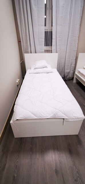 ห้องเบสิกดับเบิลสำหรับพักเดี่ยว | เครื่องนอนป้องกันสารก่อภูมิแพ้, ห้องพักตกแต่งอย่างมีเอกลักษณ์