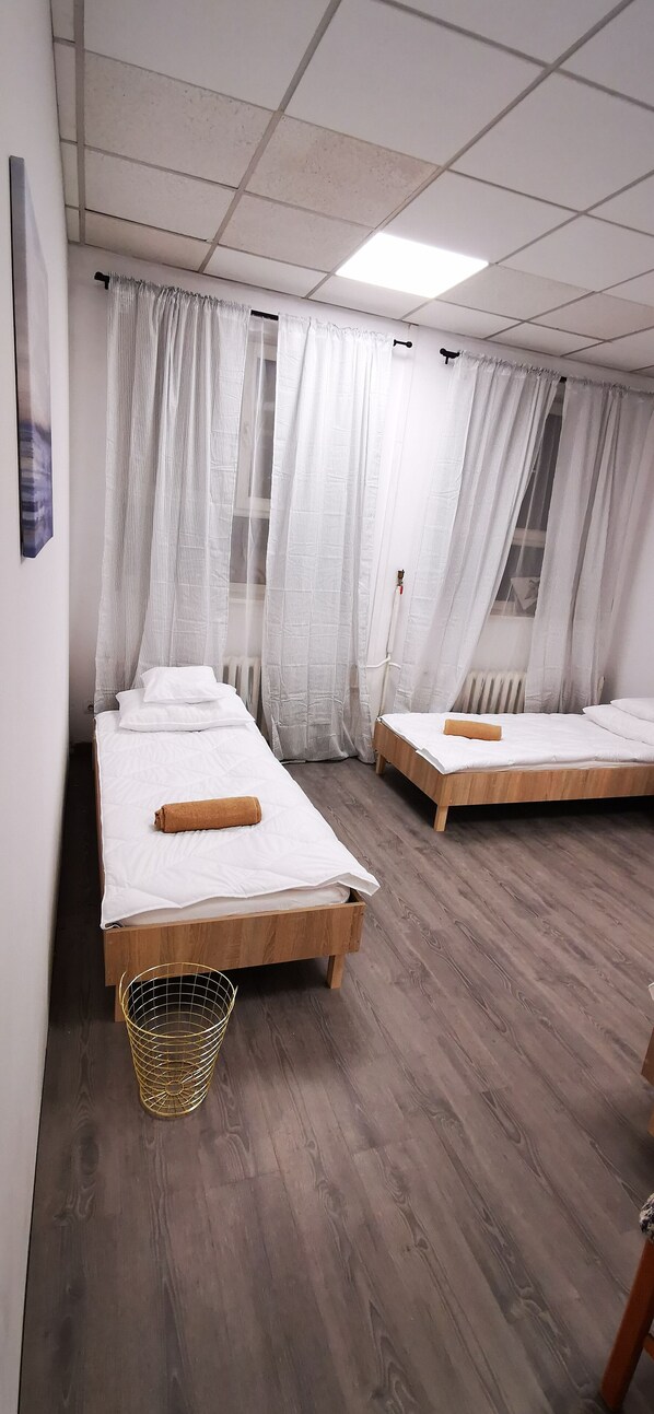Hypo-allergenic bedding, individually decorated, individually furnished - Hostel Warszawa Powstaniec (Warsaw)