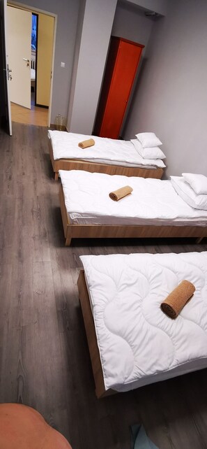 Hypo-allergenic bedding, individually decorated, individually furnished - Hostel Warszawa Powstaniec (Warsaw)