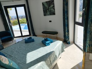 5 habitaciones, tabla de planchar con plancha y cuna de viaje 