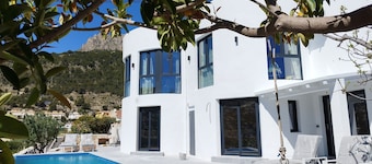 Modern luxury new build villa paradise, sea view, aircon, pool