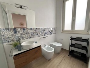 Douche, sèche-cheveux