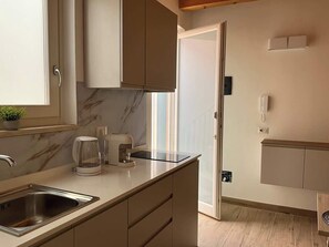 Een koelkast, een magnetron, een oven, een kookplaat