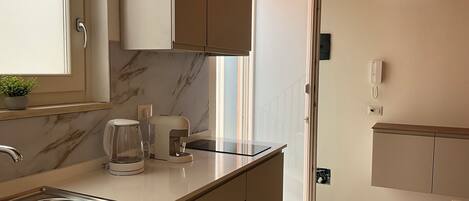 Een koelkast, een microgolfoven, een oven, een kookplaat