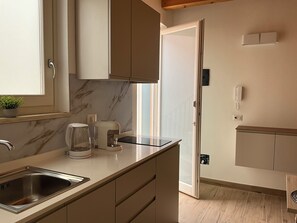 Een koelkast, een magnetron, een oven, een kookplaat