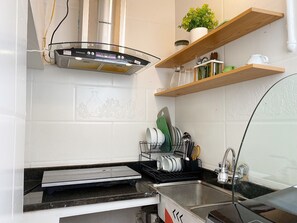 Kühlschrank, Mikrowelle, Herdplatte, Wasserkocher