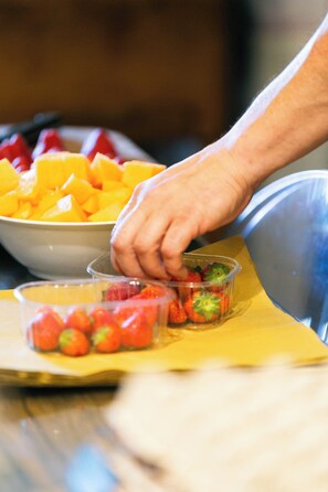 朝食 (フル ブレックファスト)、毎日提供 (無料)