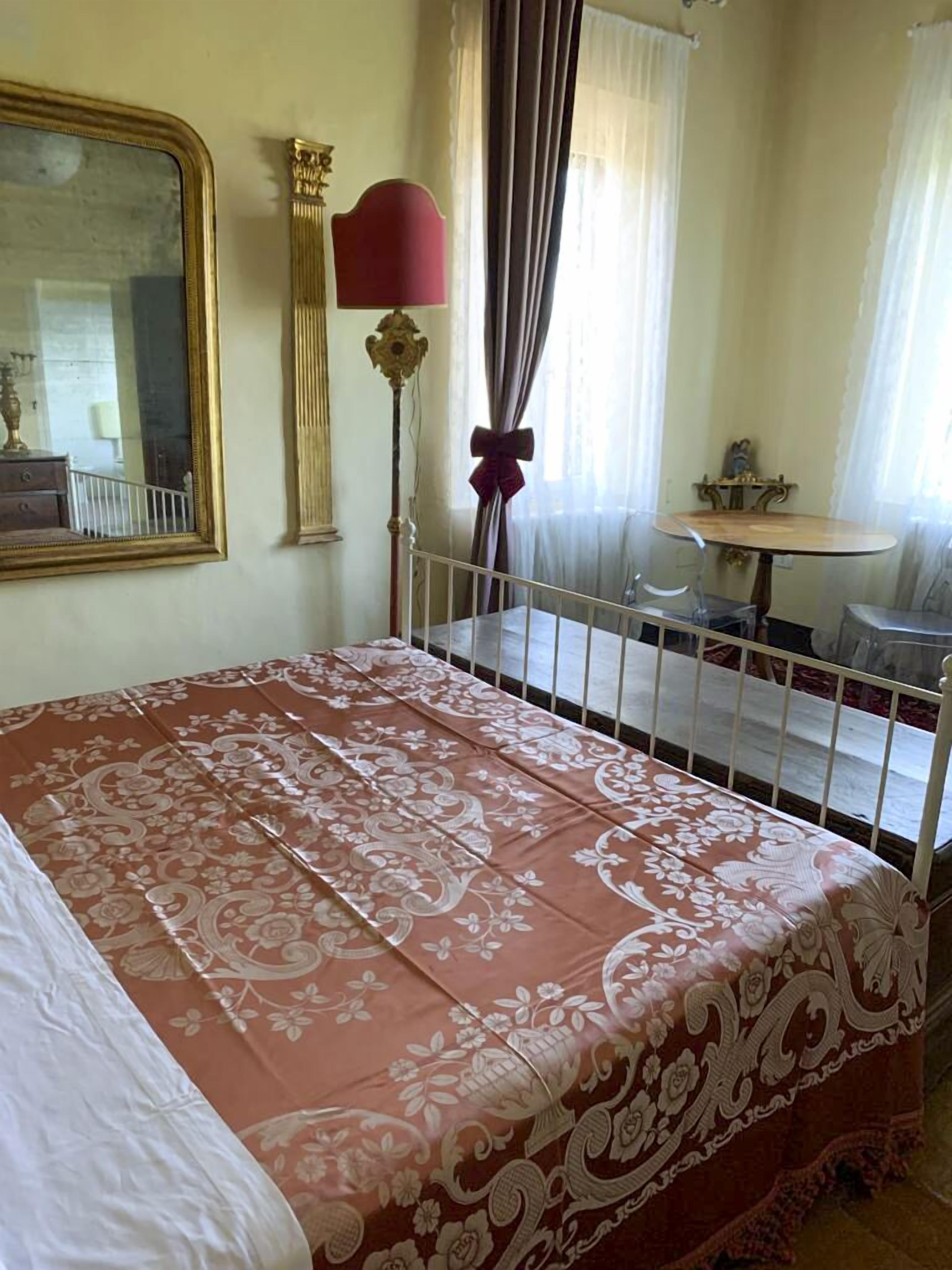 Een hotelkamer met een bed, een tafel en een stoel.