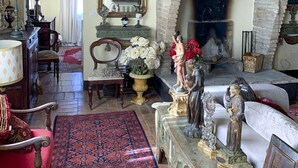Una habitación tradicional con chimenea, decoraciones de pared ornamentadas y muebles clásicos.