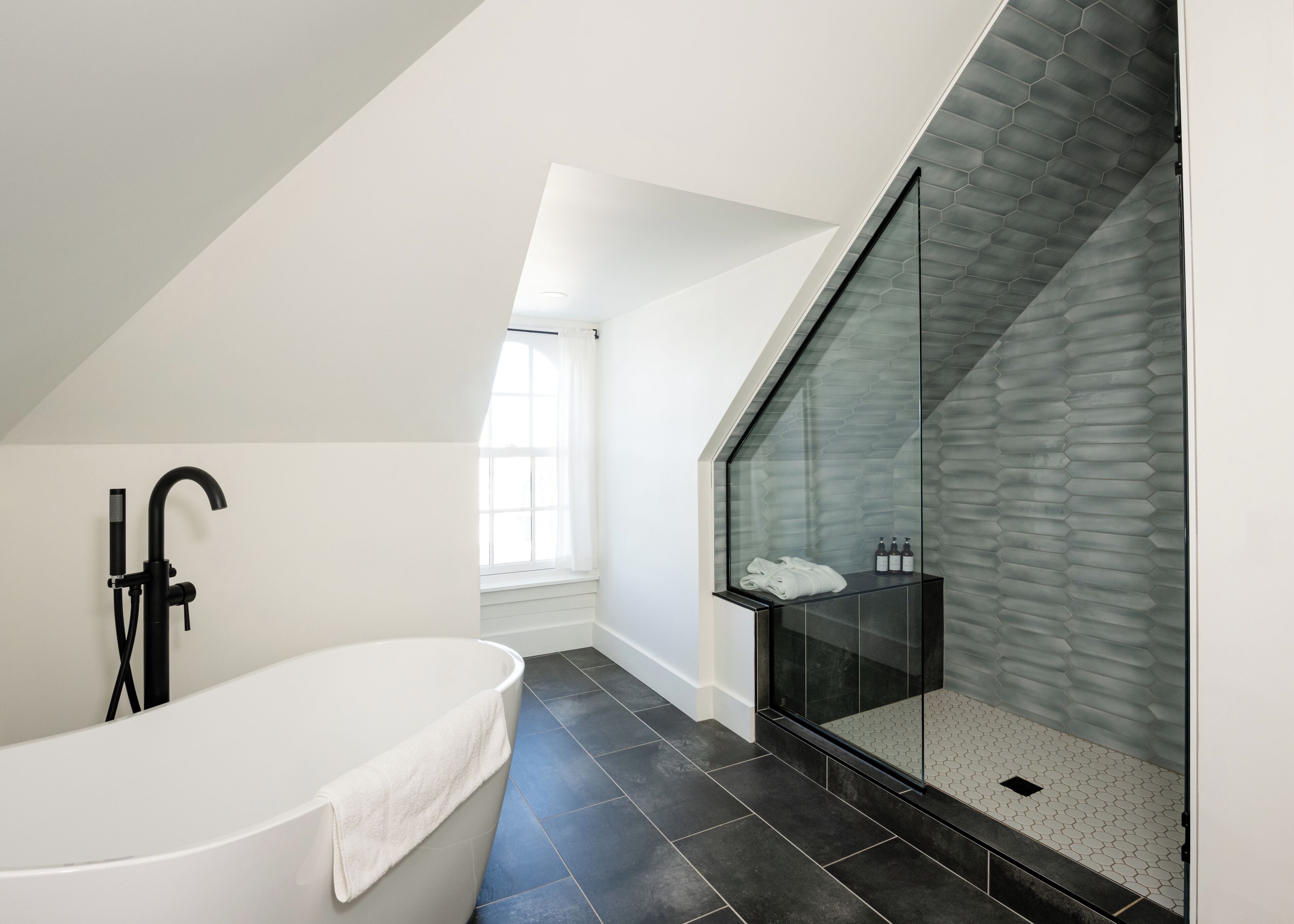 Room 4: Pat's Lofty King | Bathroom