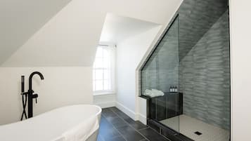 Room 4: Pat's Lofty King | Bathroom