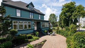 Ein zweistöckiges Haus mit einem Schild, auf dem 'The August House' steht.