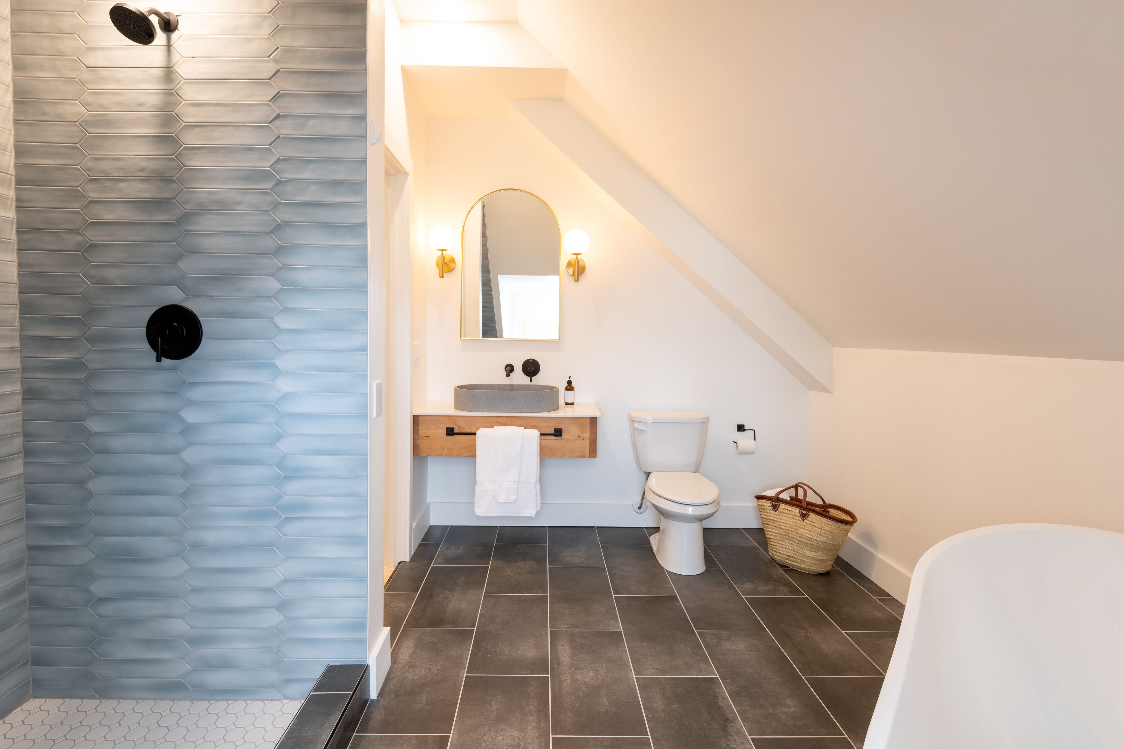 Un baño moderno con ducha, inodoro, lavamanos y bañera.