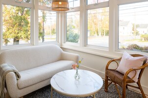 Room 1: Best-of-King Barrier Free Suite | Living area