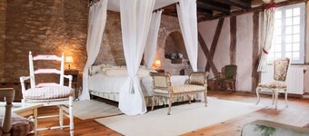 Beautiful Périgourdine house with pool access Hôtel La Roseraie