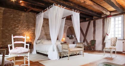 Beautiful Périgourdine house with pool access Hôtel La Roseraie