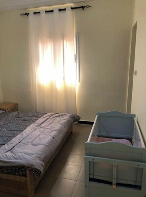 1 bedroom, bed sheets - Dakar furnished studio (Keur Massar)