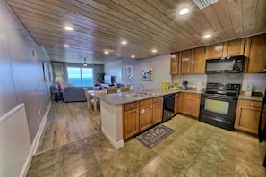 Cookware/dishes/utensils, freezer, ice maker, paper towels