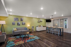 Lobby - Woodspring Suites Milwaukee - Menomonee Falls (Milwaukee)