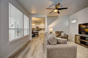 スマートテレビ、書庫、書斎 / ワークスペース