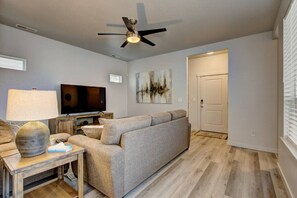 Smart-TV, Bücher, Arbeitsbereiche