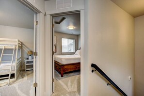 3 Schlafzimmer, Schreibtisch, Bügeleisen/Bügelbrett, Reisekinderbett