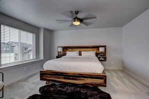 3 Schlafzimmer, Schreibtisch, Bügeleisen/Bügelbrett, Reisekinderbett