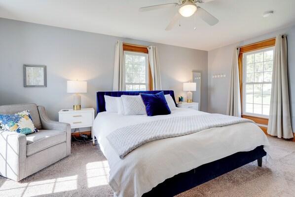 3 chambres, bureau, fer et planche à repasser, lit de bébé portatif