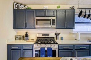 Fridge, microwave, stovetop, dishwasher - 4 Mi to Joe Pool Lake: Home in Grand Prairie (Grand Prairie)