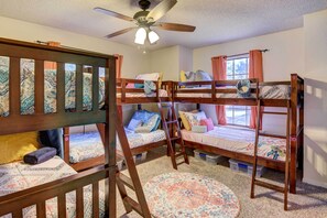 2 bedrooms, desk, iron/ironing board, WiFi