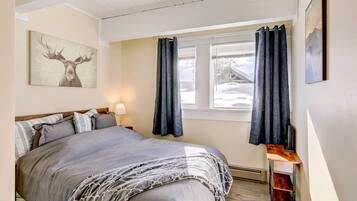2 bedrooms, iron/ironing board, travel crib, free internet