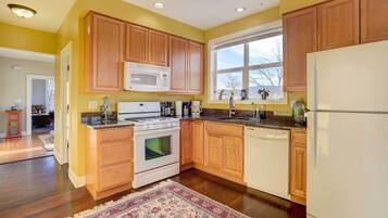 Fridge, microwave, stovetop, dishwasher