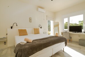 6 bedrooms, in-room safe, iron/ironing board, free WiFi