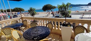 On the beach, sun loungers, beach umbrellas, beach towels - Storytellers Palace (Alcobaça)