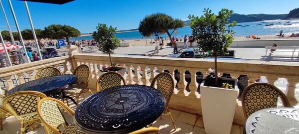 På stranden, solsenger, parasoller og strandhåndklær